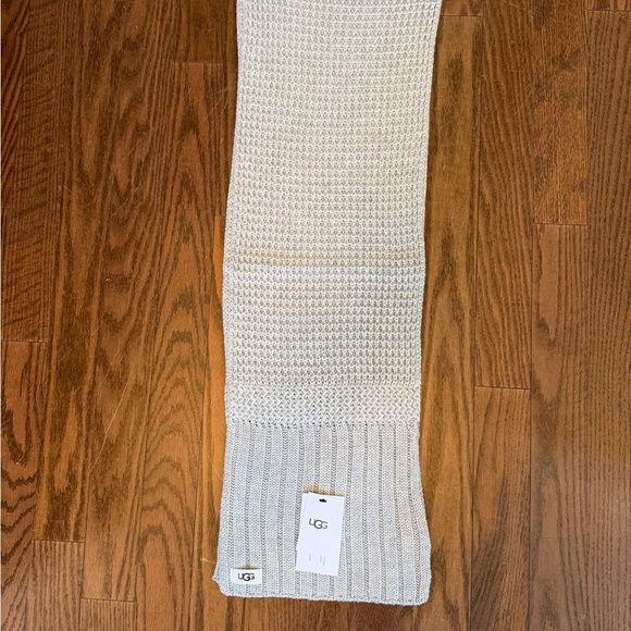 UGG Cream Knit Accessory - Picture 4 of 4